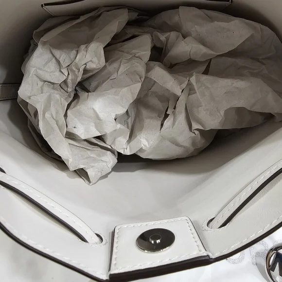 🤍NEW Bundle Michael Kors Eden MD Bucket Bag & Jet Set Travel Wallet Optic White - Picture 8 of 13